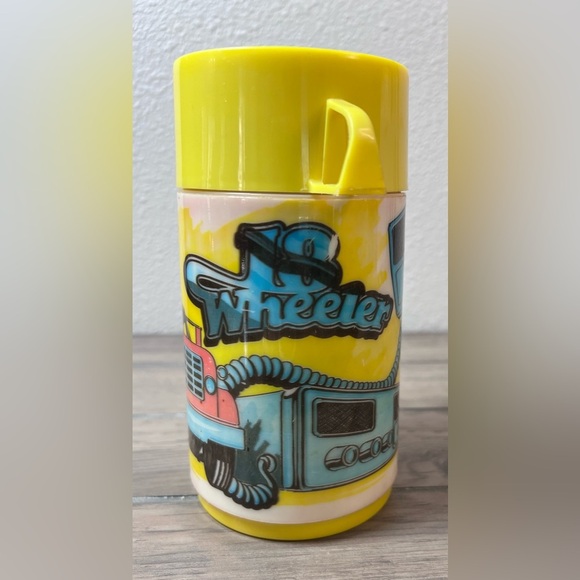 Vintage 1980s 18 Wheeler Kids Thermos w/Yellow Lid wrap around Semi Trucks - Picture 4 of 9